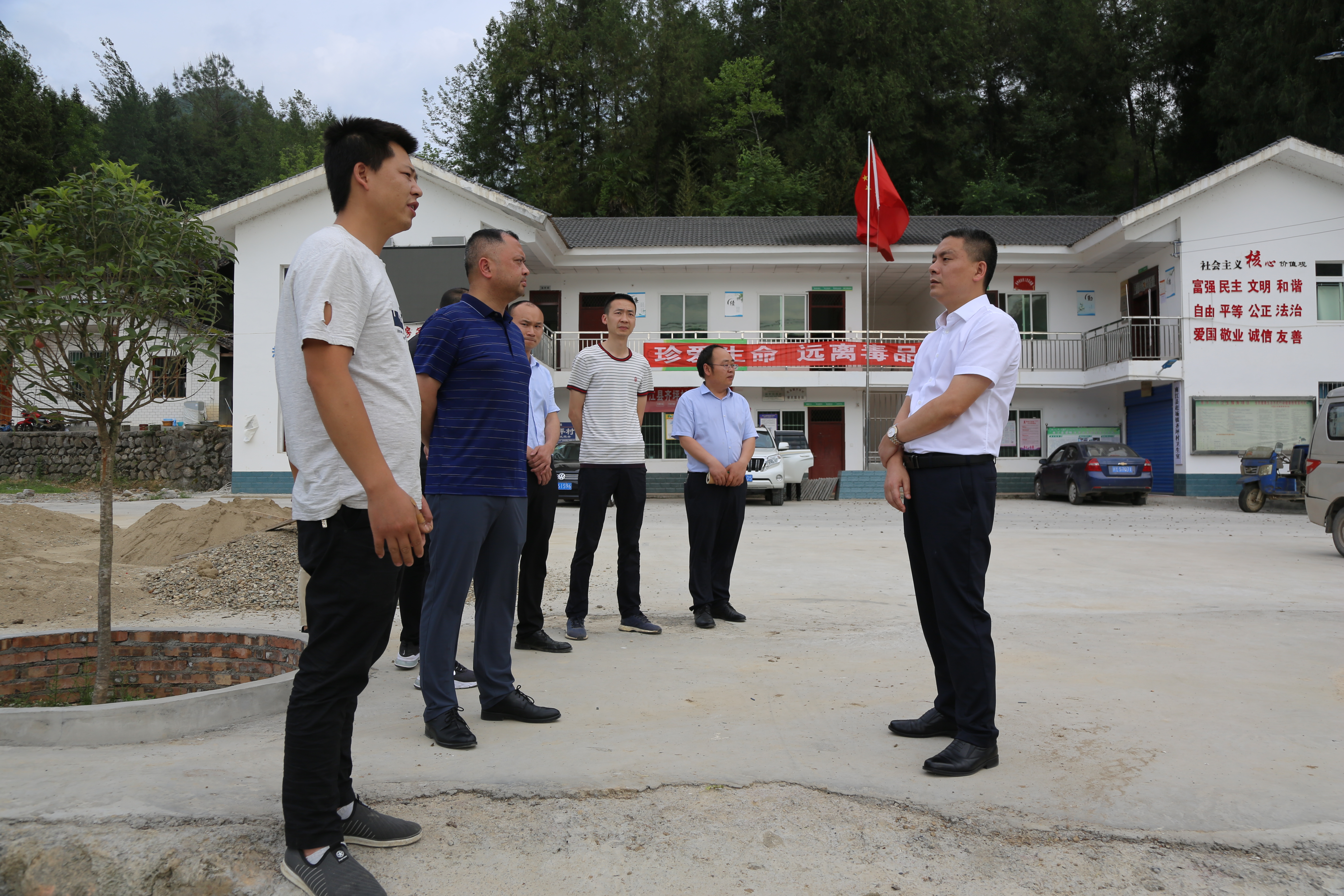 李斌深入赶场镇调研督导当前重点工作