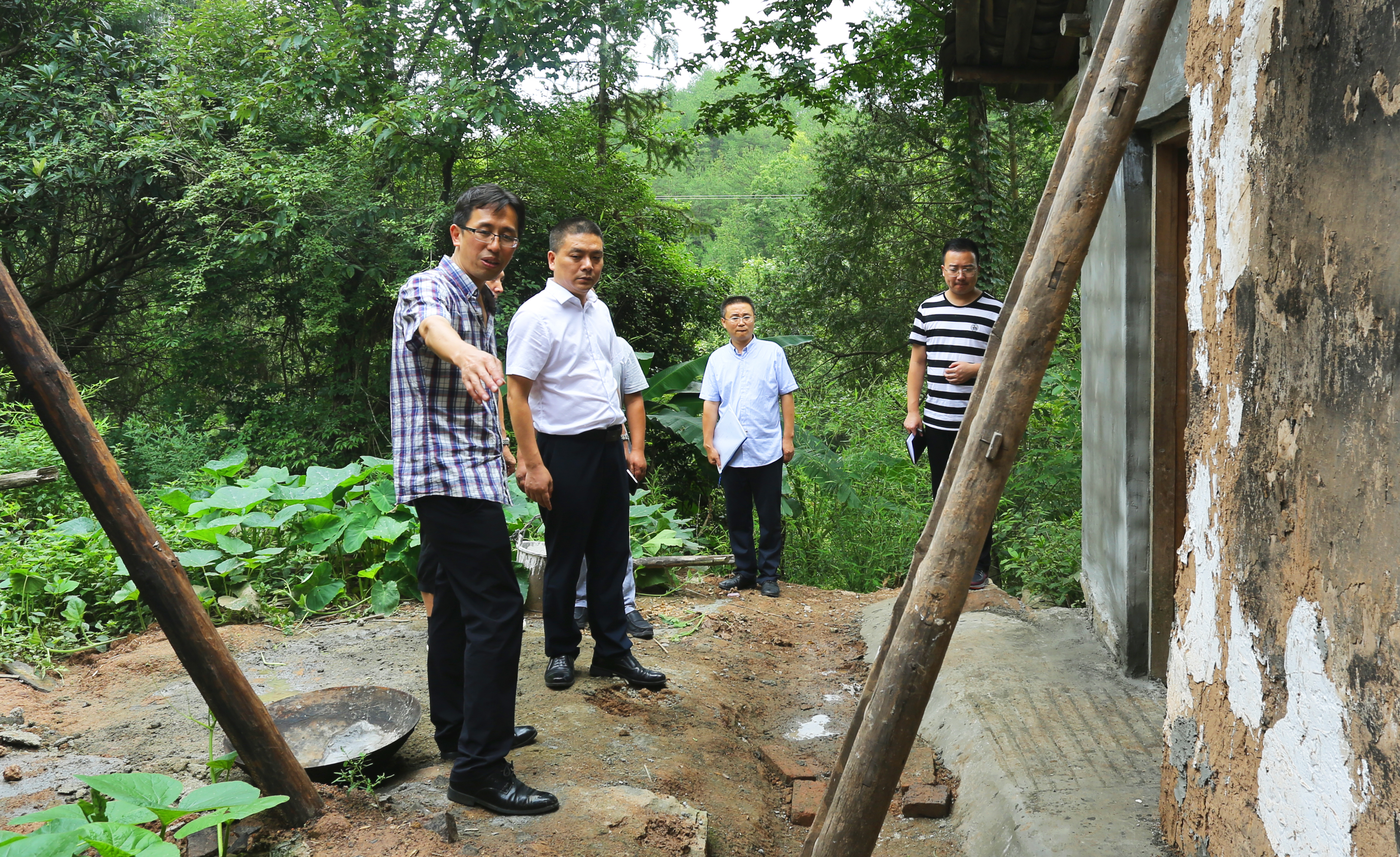 7月3日,县委常委,县纪委书记,县监委主任李斌深入赶场镇督导脱贫